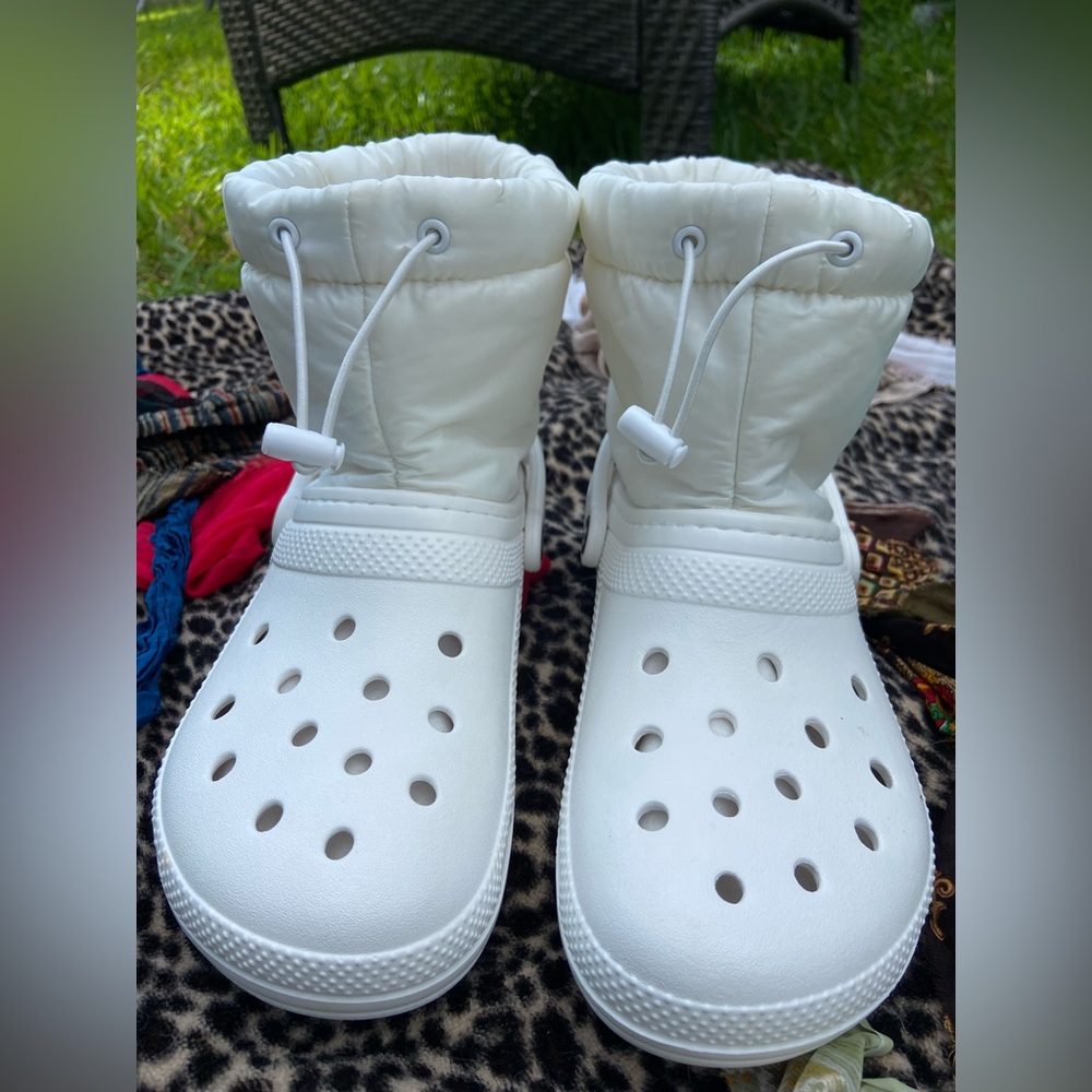 🤍 Crocs Classic Lined Neo Puff Boot – White – Like New! Cozy & Stylish